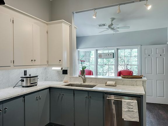 Marble counters w/ new stainless appliances