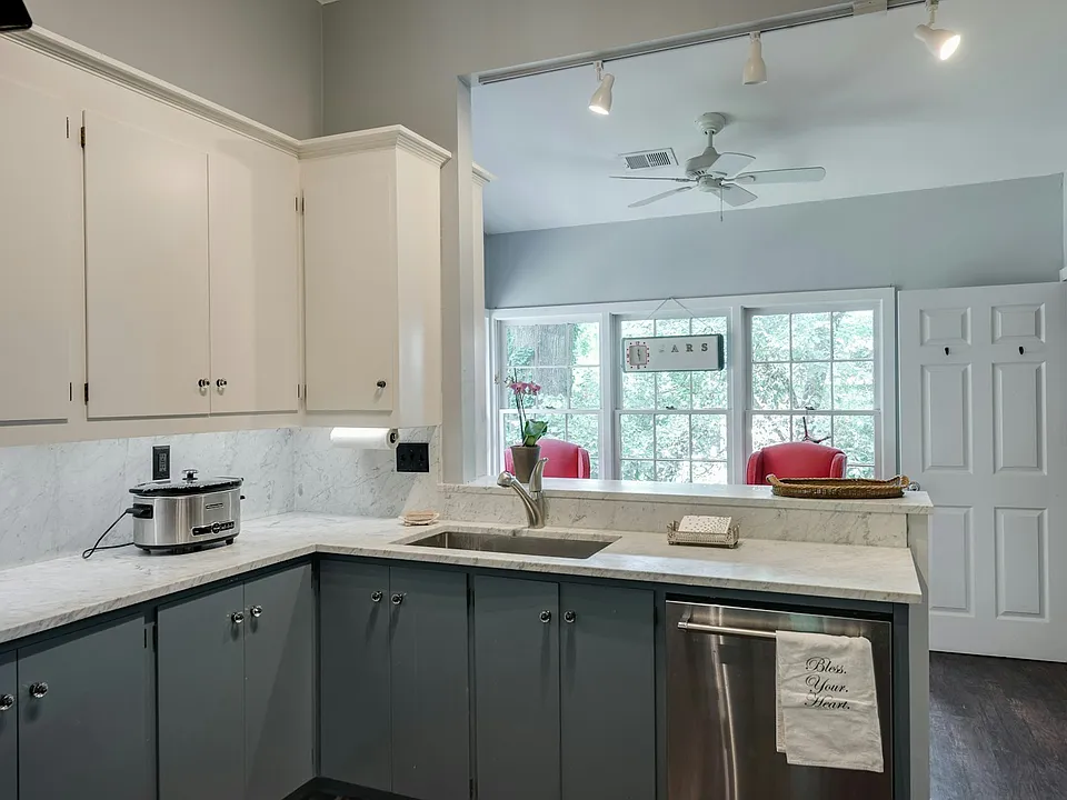 Marble counters w/ new stainless appliances