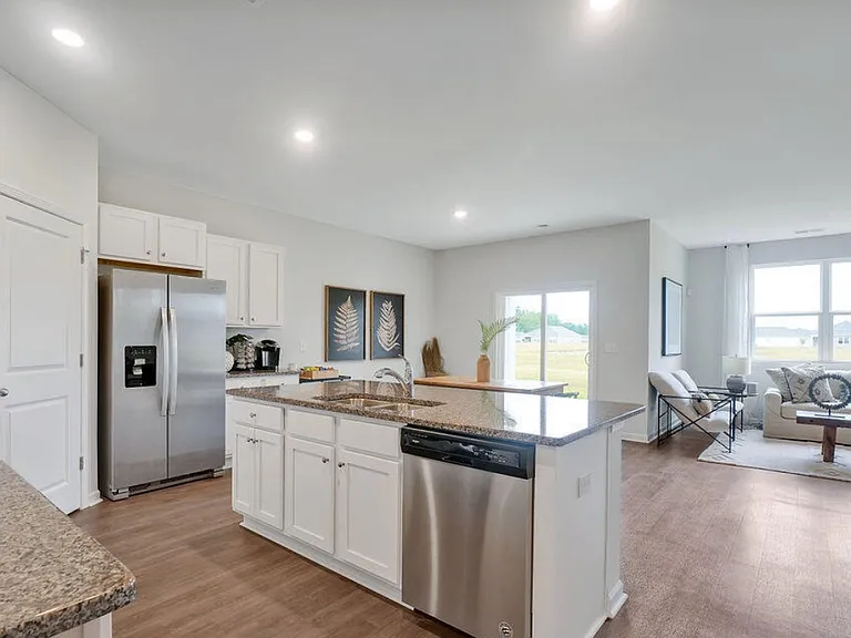 112 N Farmhouse Dr — Photo 3