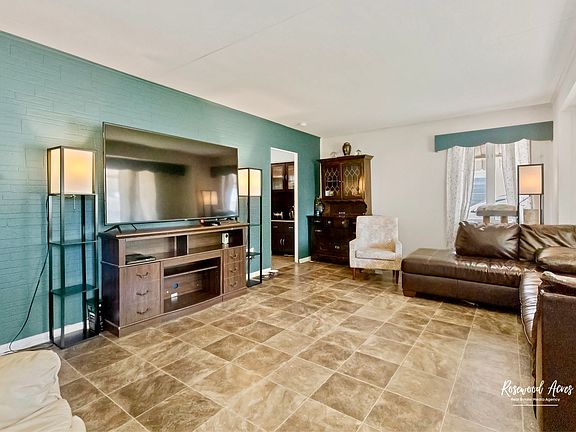 3rd image of 805 Meadow Ct
