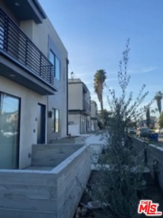 3 bed, 3.0 bath, 1480 sqft, $3,750 — Photo 3
