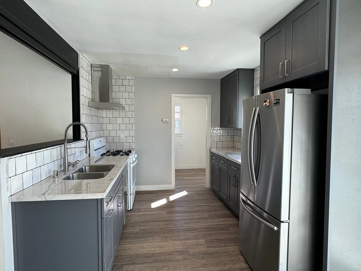 2 bed, 1050 sqft, $3,200 — Photo 4
