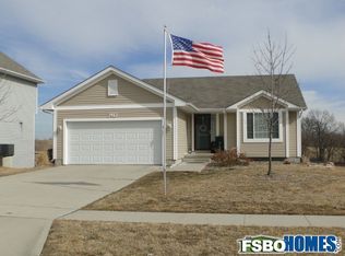 2412 E Luster Ln, Des Moines, IA 50320