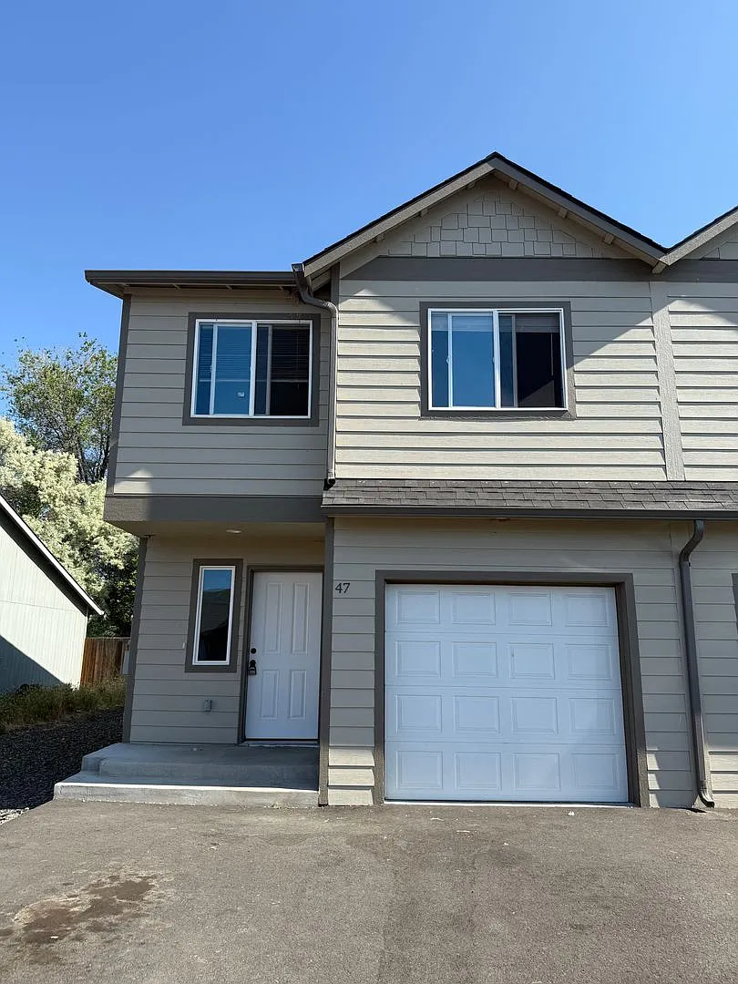Charming 3 Bedroom Townhome — Photo 1