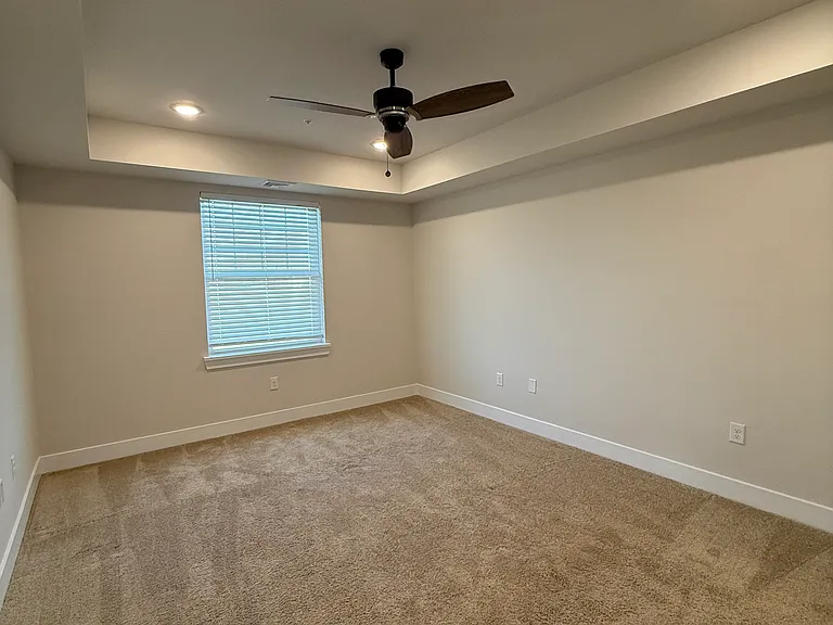 1 Bed, 1 Bath - 914 sqft