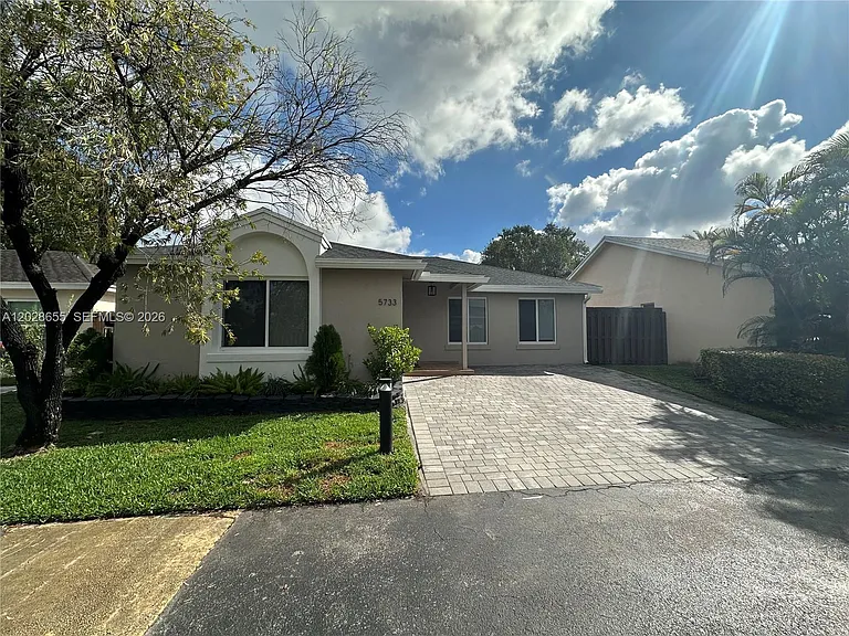 5733 NW 100th Ct — Photo 8