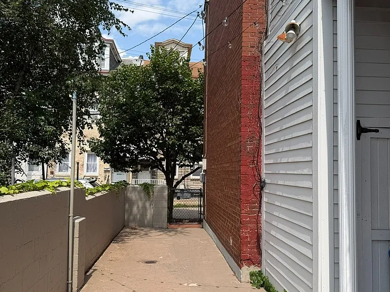 118 42nd St — Photo 24