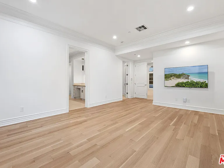 475 Martin Ln — Photo 20