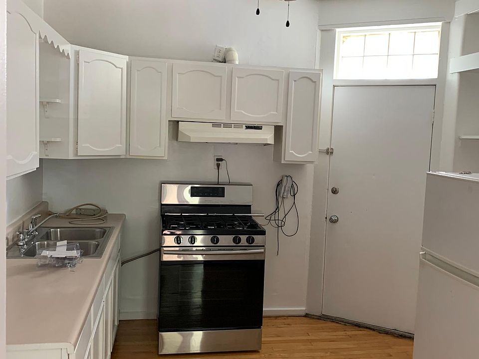 1st image of 4011 N Oakley Ave #1