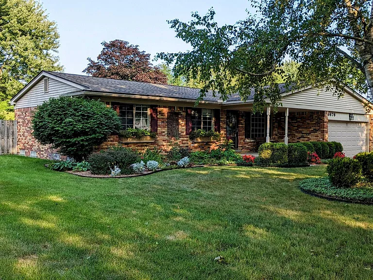 4676 Fairmont Dr — Photo 2