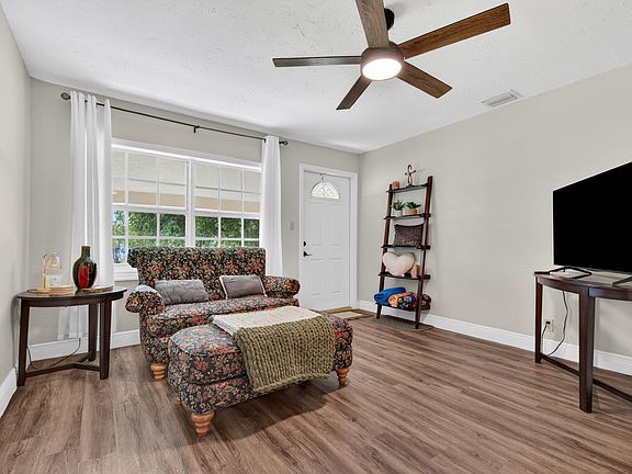 4th image of 410 SE 4th Avenue