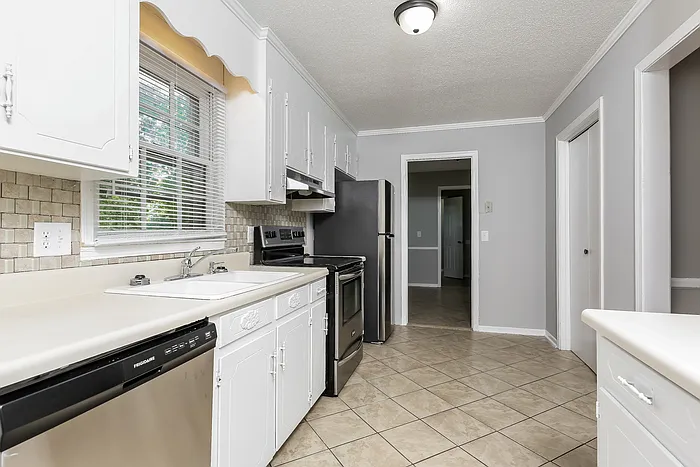 107 Windsor St — Photo 4