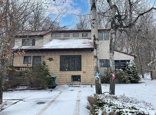 1081 Country Place Dr, Tobyhanna, PA 18466