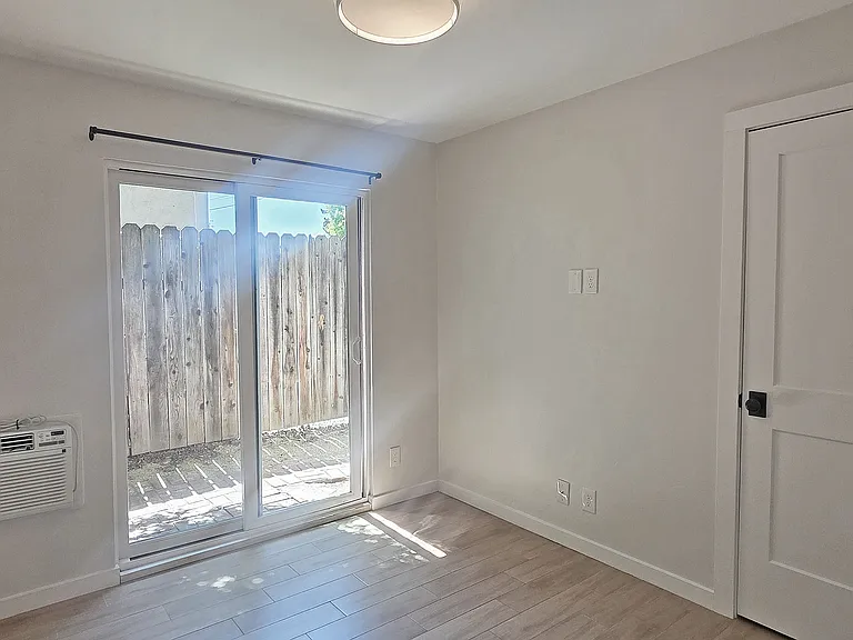 2554 27th St #B — Photo 11