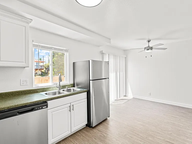 Greenbrier Apartments — Photo 15