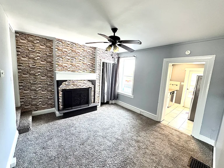 1016 Hill St — Photo 6