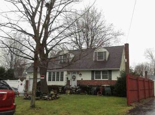 9 Chauser Dr, Greenlawn, NY 11740