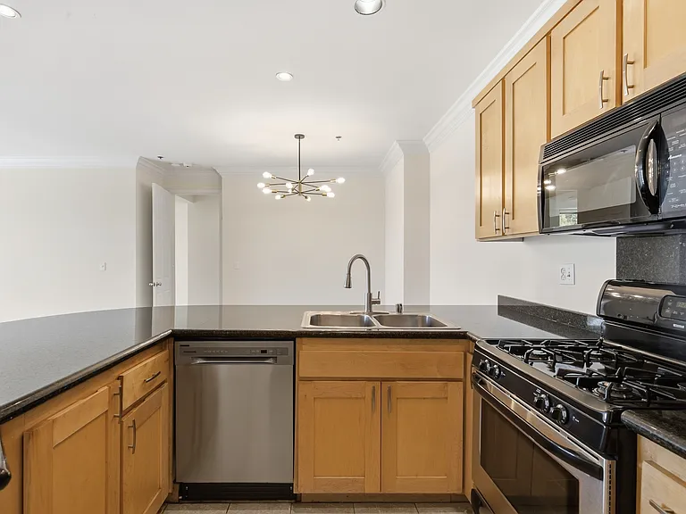 830 N Alfred St #202 — Photo 6