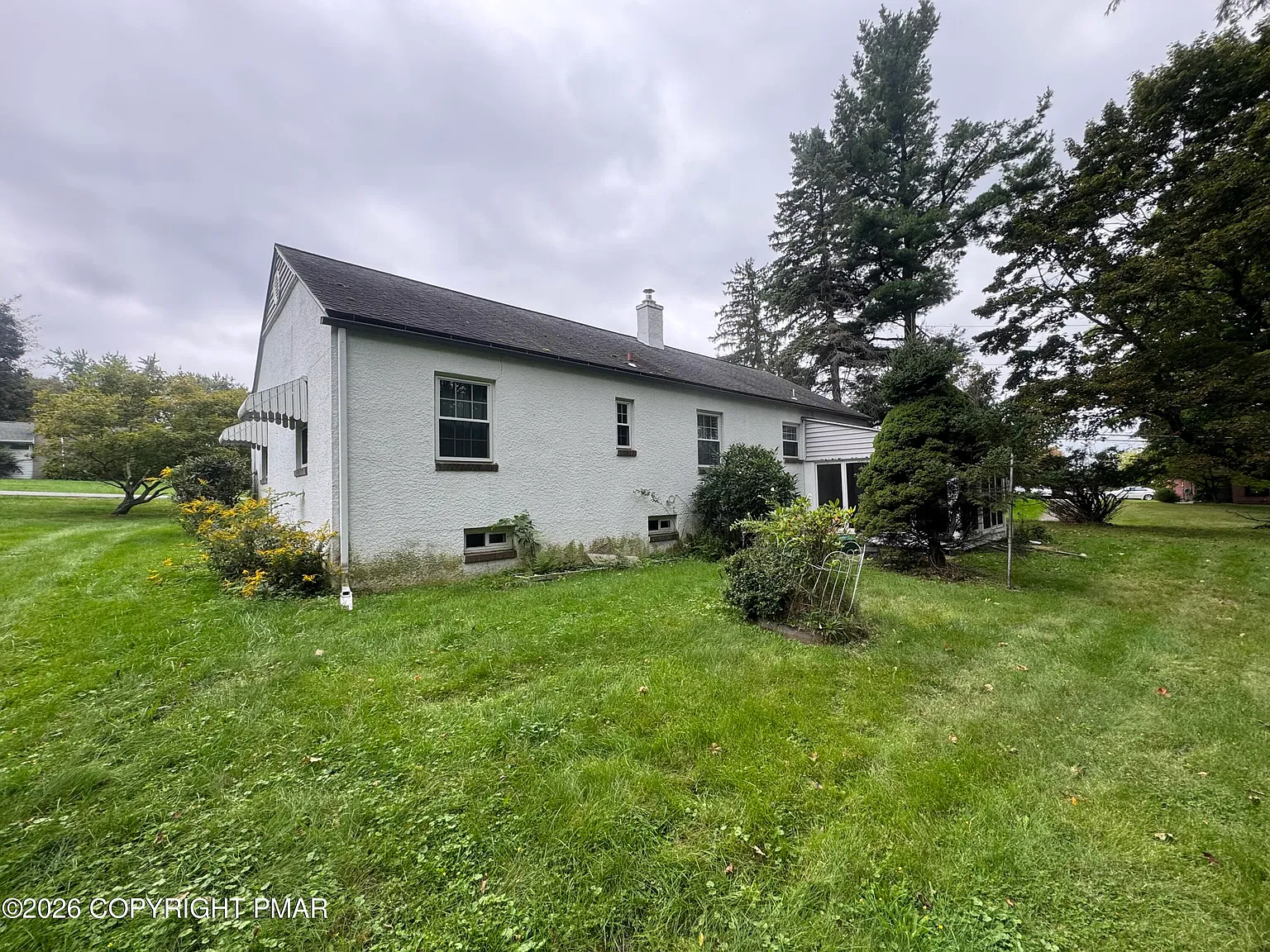 3 bed, 1.0 bath, 2480 sqft, $1,300 — Photo 4
