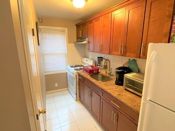 2nd image of 2338 38th St APT 2R