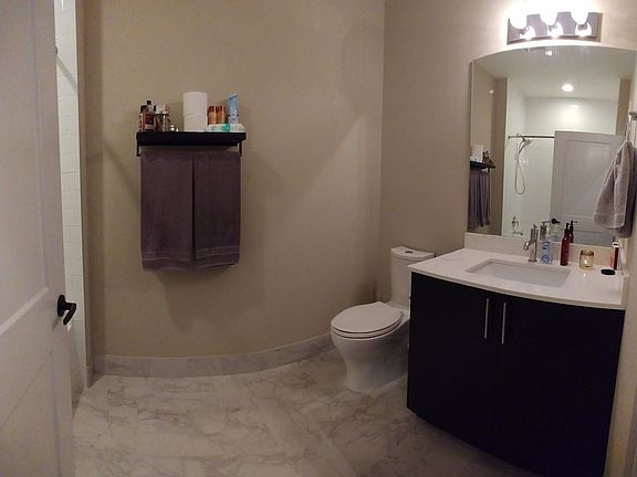 5th image of 933 W Belle Plaine Ave Unit 401