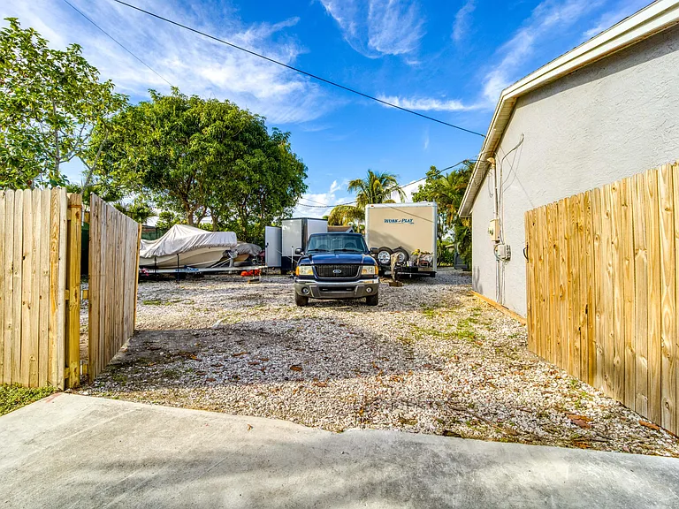 481 SW Voltair Ter — Photo 6