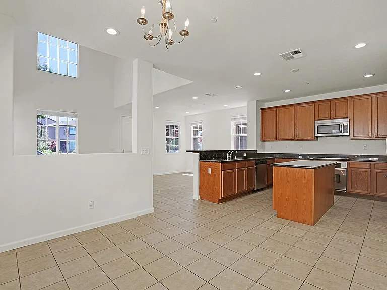 2111 Parkhurst St — Photo 10