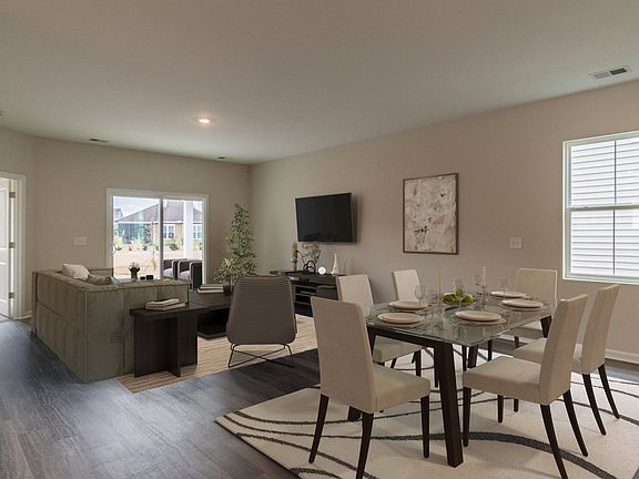 3rd image of 118 Standing Oaks Dr