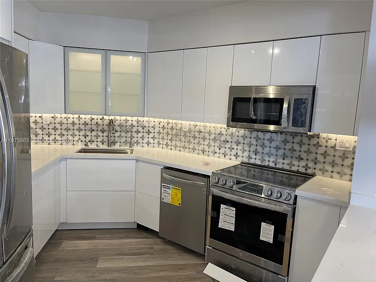 5161 Collins Ave #1012 — Photo 9