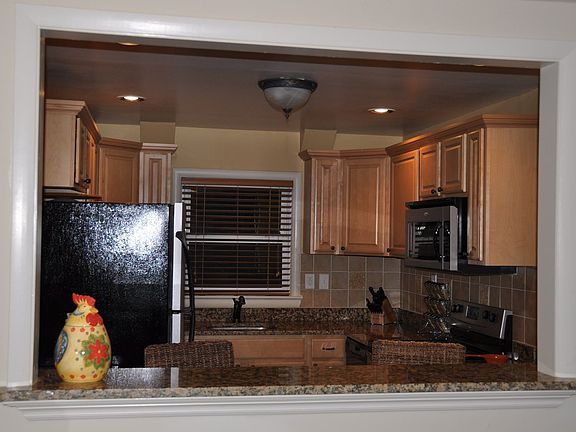 Breakfast Bar/Pass-thru