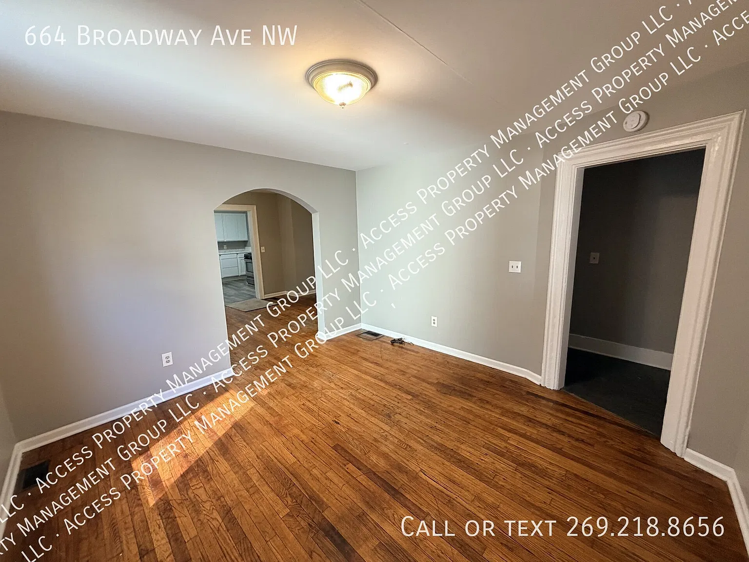 NW Side Broadway & Bridge St Two Bed Duplex — Photo 2