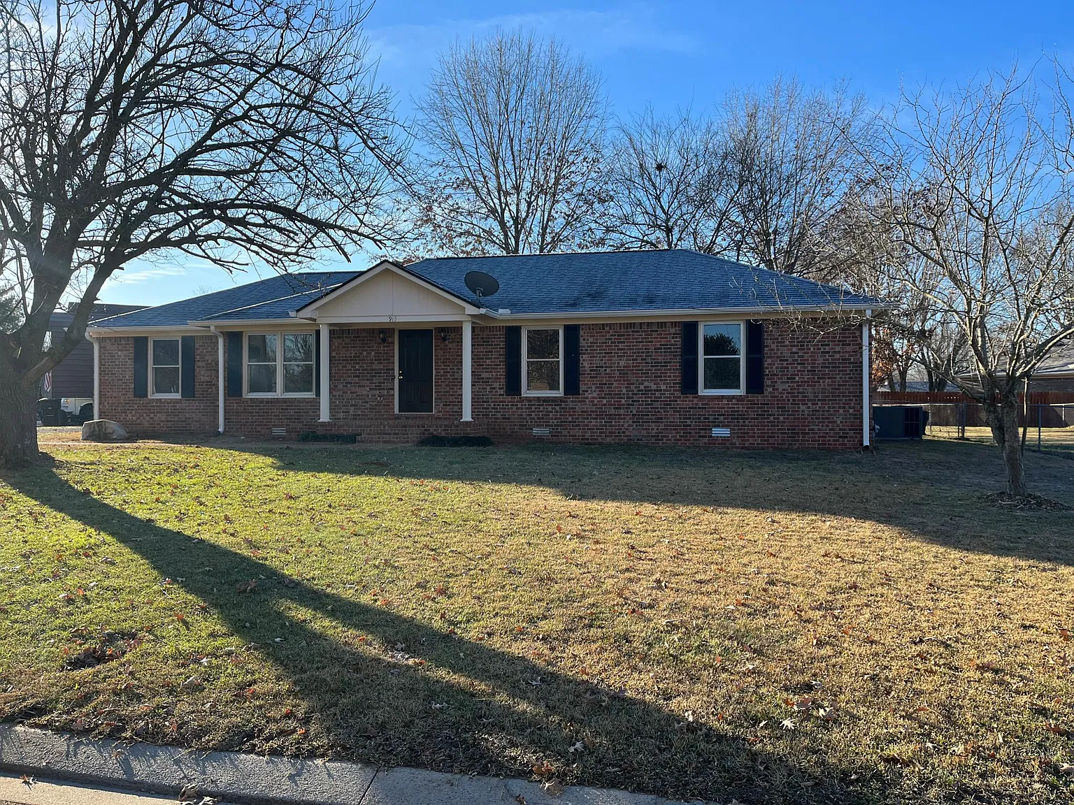 915 Prince Ln — Photo 2