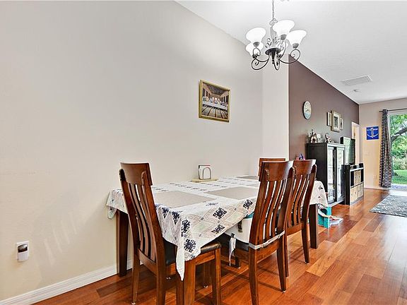 4th image of 921 Pecan St