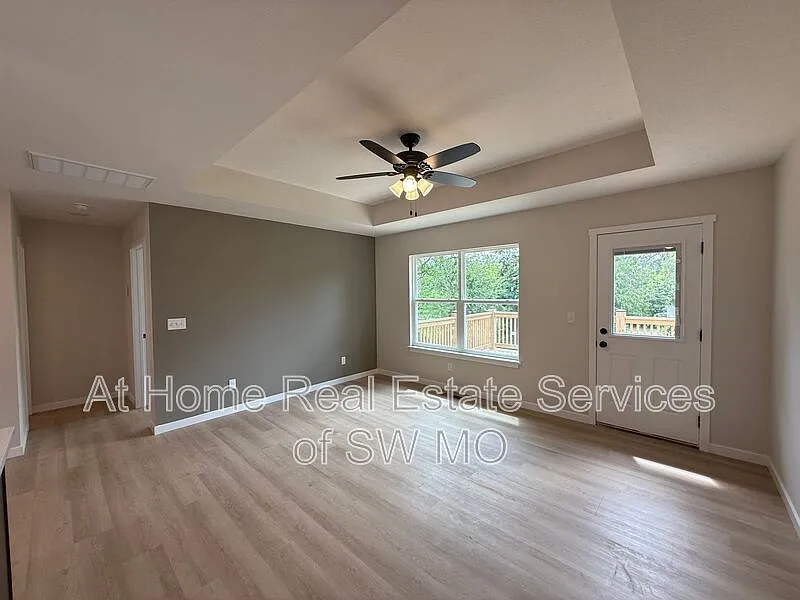 Building Photo - 2759 S Meadowlark Ave
