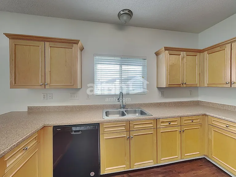 13711 Riding Hill Ave — Photo 4