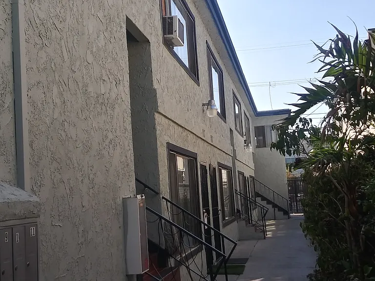 820 W Gardena Blvd #6 — Photo 3