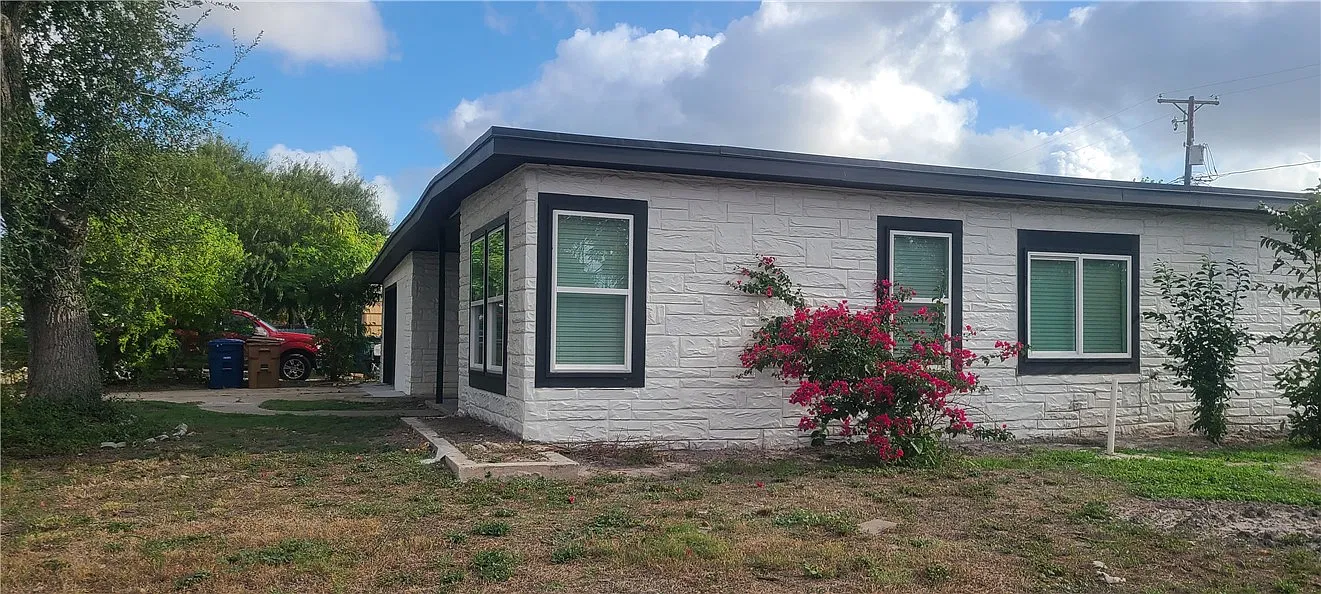3 bed, 1.0 bath, 1256 sqft, $1,550 — Photo 2
