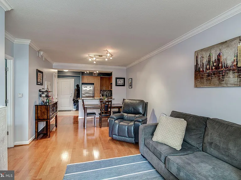 1021 N Garfield St #611 — Photo 16