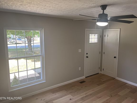 3rd image of 929 Dayton Dr