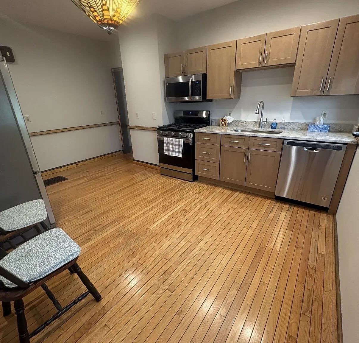 3 bed, 1.0 bath, 3333 sqft, $2,000 — Photo 4