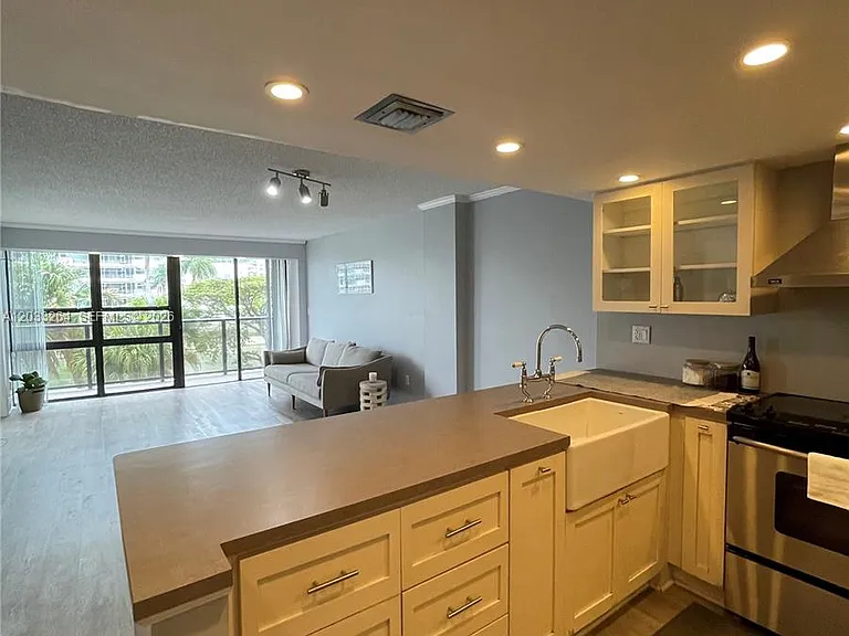 600 NE 36th St #211 — Photo 5