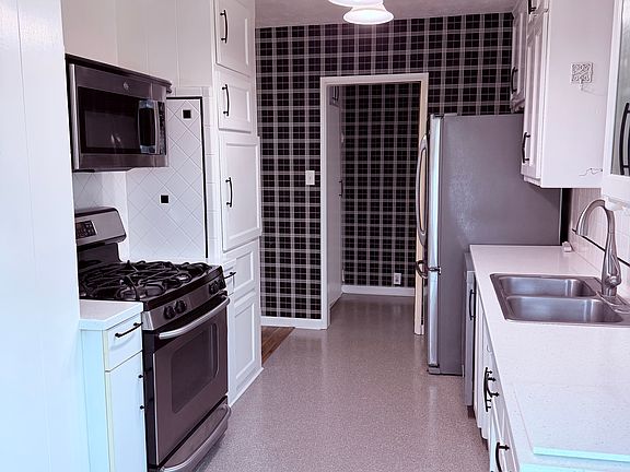 3rd image of 403 Brent Pl