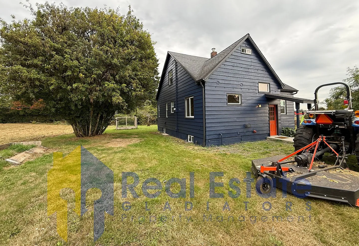 Large Farmhouse on Expansive Private Property Stanwood, WA — Photo 2