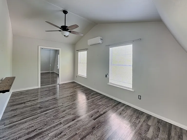 2913 Hunter St — Photo 10