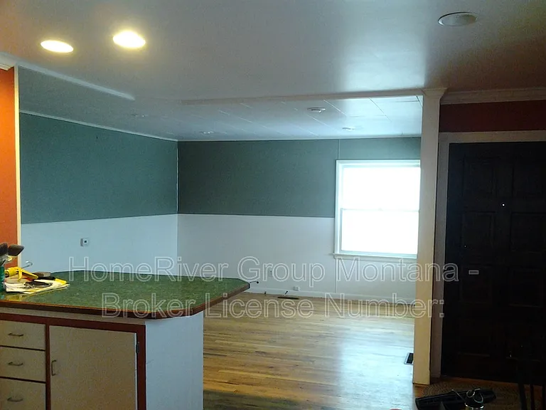 2623 S Higgins Ave — Photo 2