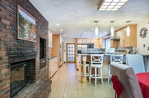 5th image of 15 Amberwood Dr