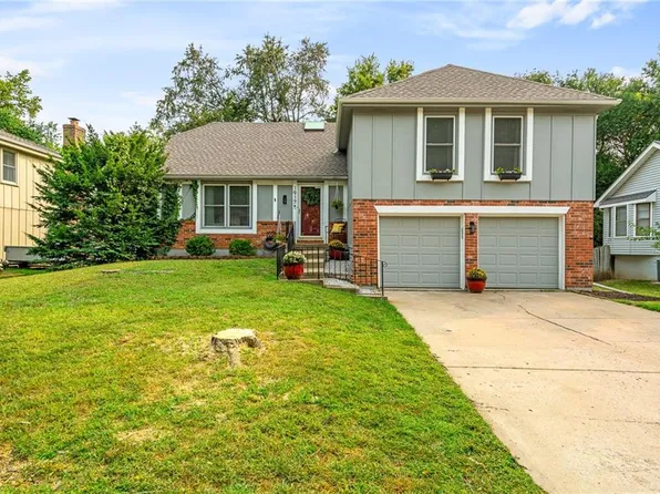 1917 E Jamestown Dr, Olathe, KS 66062