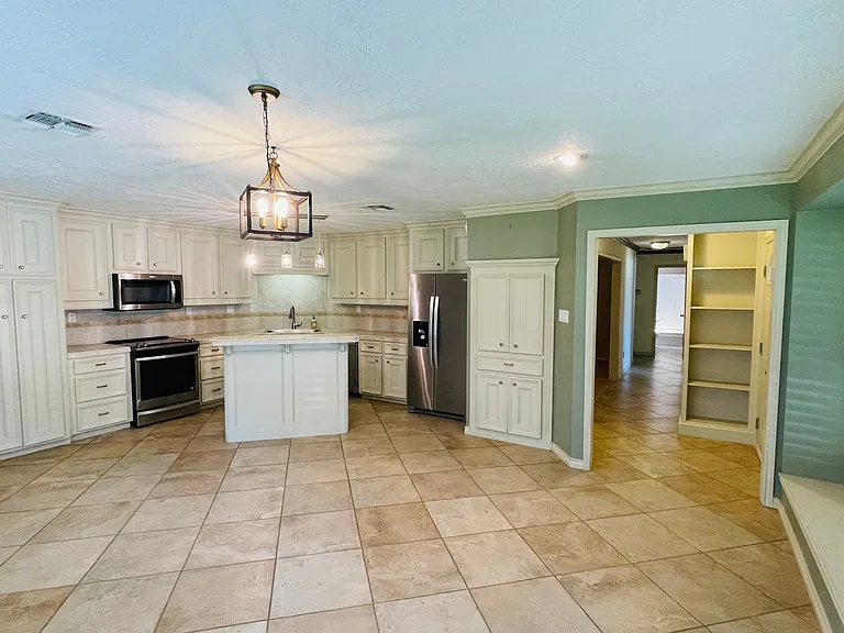 Large eat-in kitchen dining