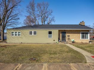 901 W Spring St, Staunton, IL 62088