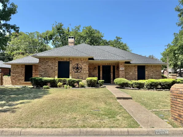 2031 Pecan St, Bonham, TX 75418